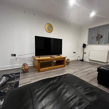 Stylish New-Build Family Home - Free Parking Wifi Bradford  Eksteriør bilde