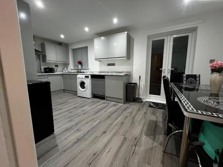 Stylish New-Build Family Home - Free Parking Wifi Bradford  Eksteriør bilde